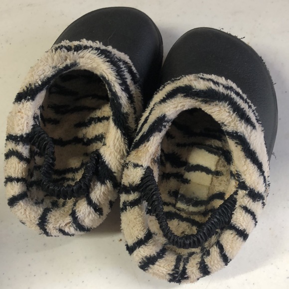 Shoe lot - Picture 3 of 8